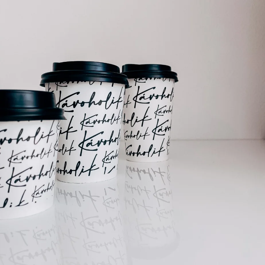 Designbecher zum Mitnehmen mit Aufdruck | kavoholik | takeawaycup.at