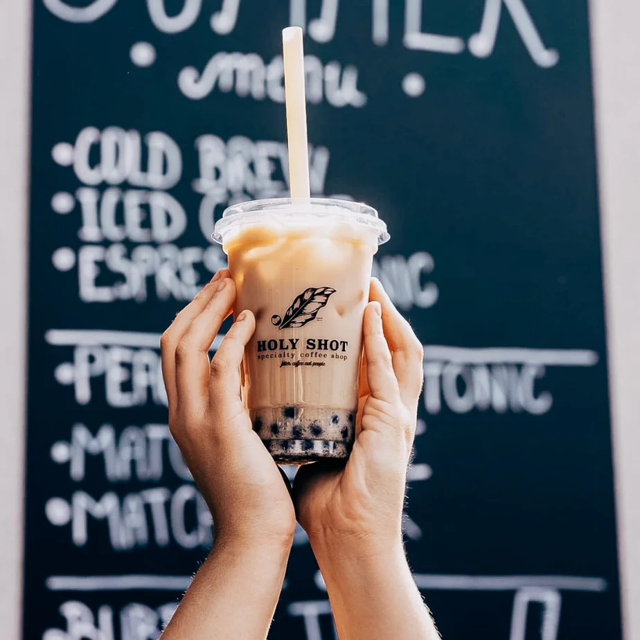 Designbecher zum Mitnehmen mit Aufdruck | holy shot | takeawaycup.at