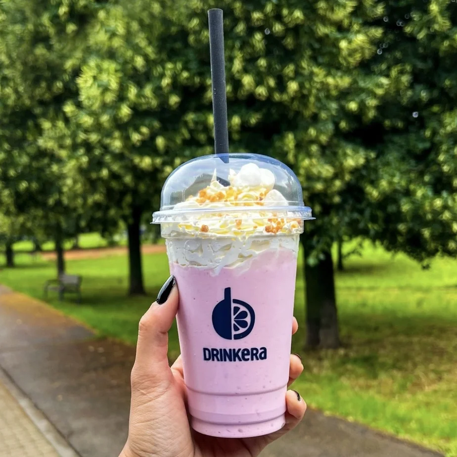 Designbecher zum Mitnehmen mit Aufdruck | drinkera | takeawaycup.at