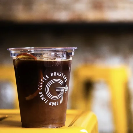 Designbecher zum Mitnehmen mit Aufdruck | good times coffee roasters | takeawaycup.at