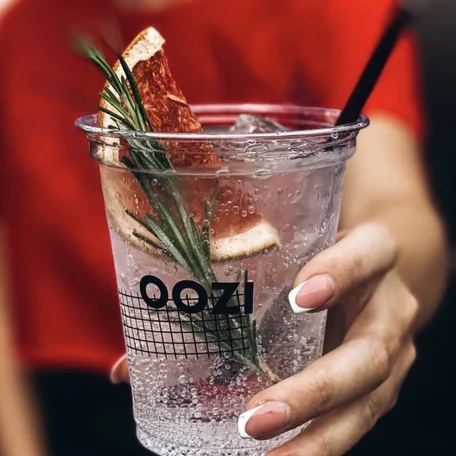 Designbecher zum Mitnehmen mit Aufdruck | oozi | takeawaycup.at