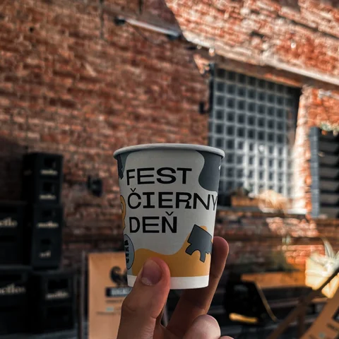 Festival čierny deň | reference - kelímky s potiskem | takeawaycup.cz